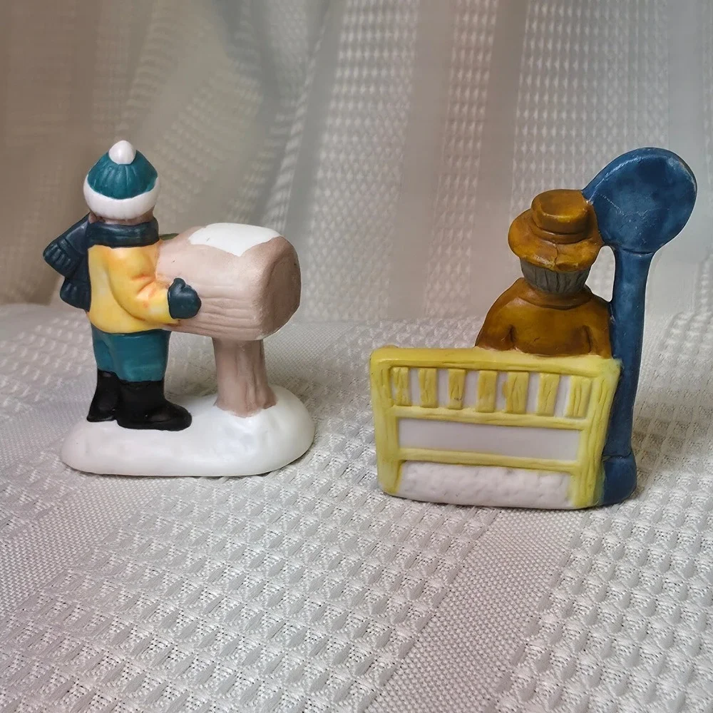 Christmas Figurines 2 Piece Set Winter Scene Mailbox Bus Stop Adorable Vintage‎